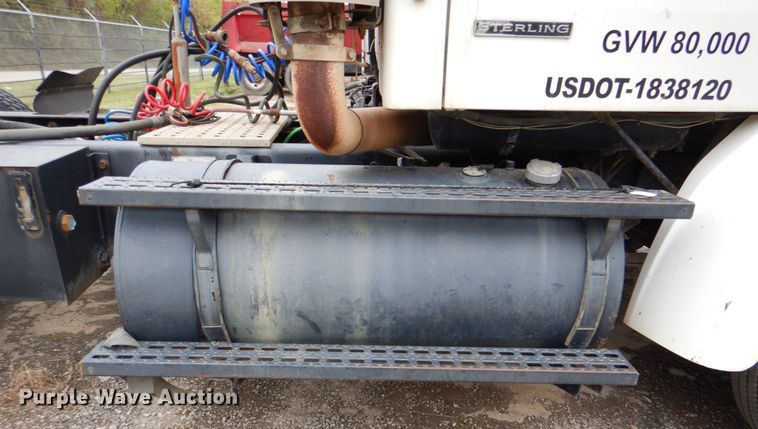 image for item DJ8748 2001 Sterling A9500  semi truck