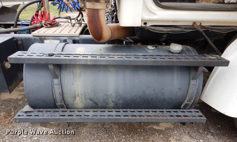 image for item DJ8748 2001 Sterling A9500  semi truck