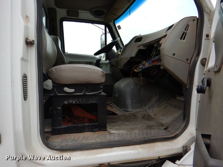 image for item DJ8748 2001 Sterling A9500  semi truck