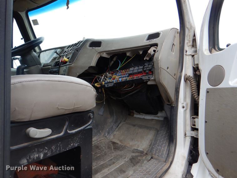 image for item DJ8748 2001 Sterling A9500  semi truck