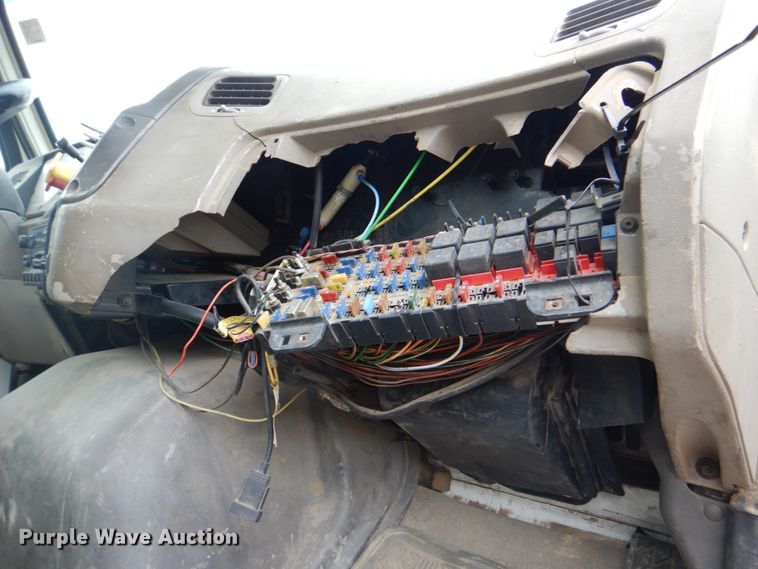 image for item DJ8748 2001 Sterling A9500  semi truck