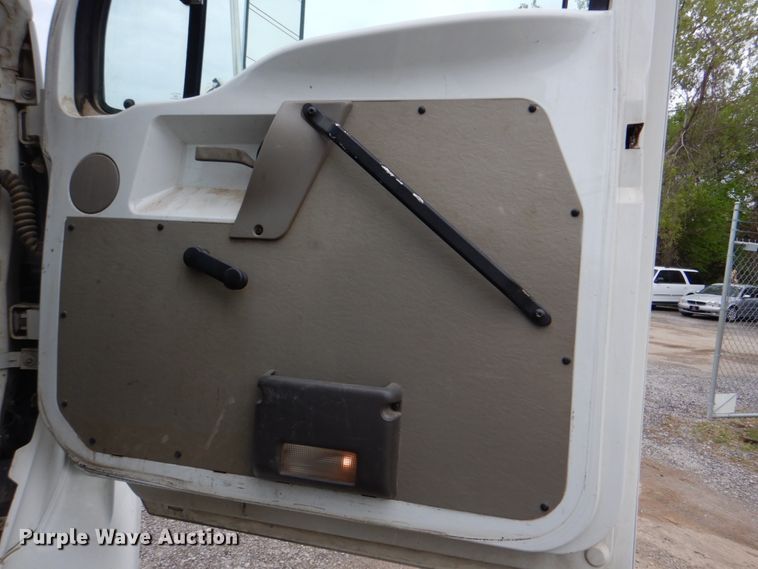 image for item DJ8748 2001 Sterling A9500  semi truck