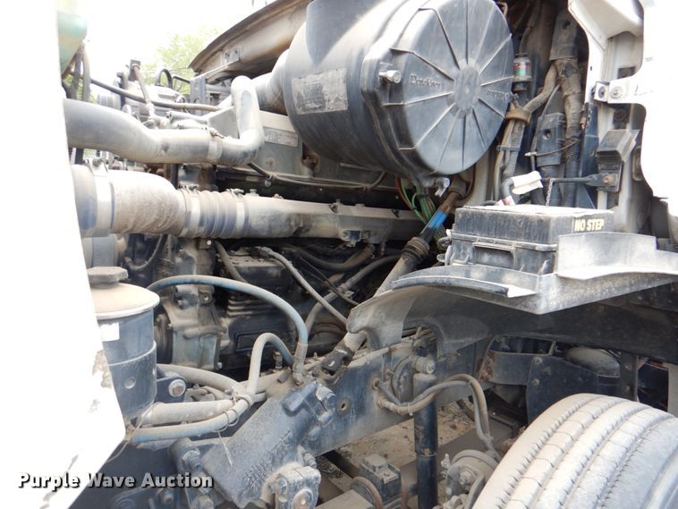 image for item DJ8748 2001 Sterling A9500  semi truck