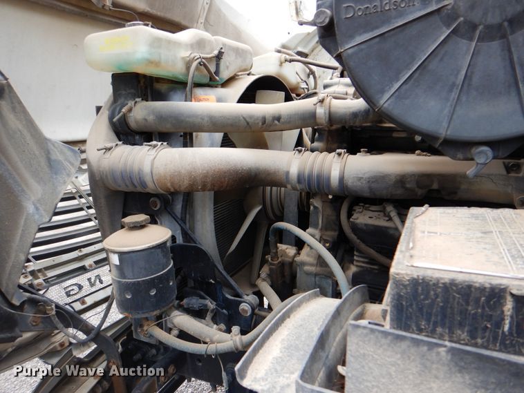 image for item DJ8748 2001 Sterling A9500  semi truck