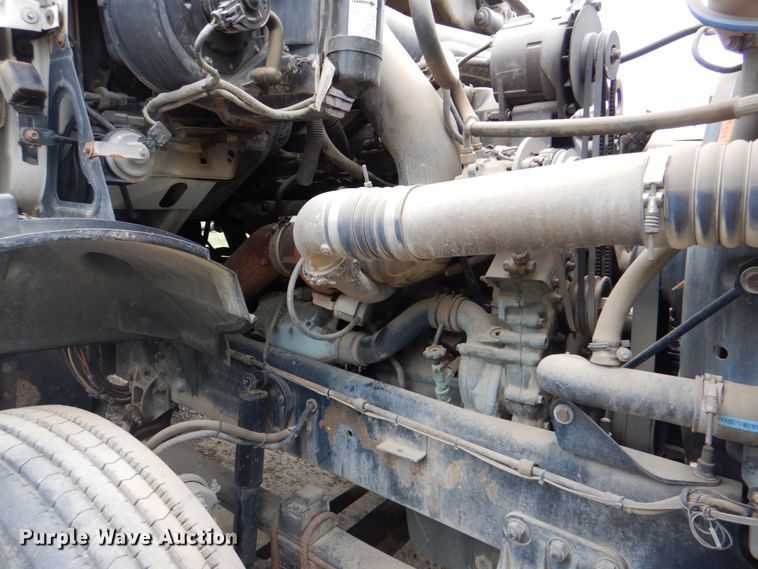 image for item DJ8748 2001 Sterling A9500  semi truck