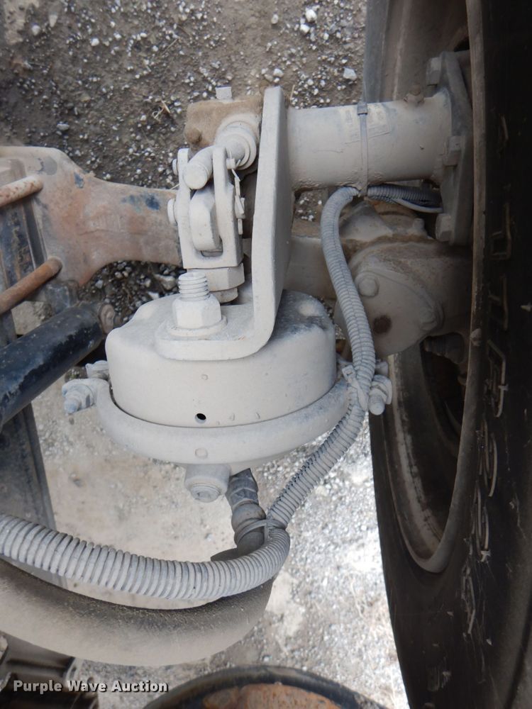 image for item DJ8748 2001 Sterling A9500  semi truck