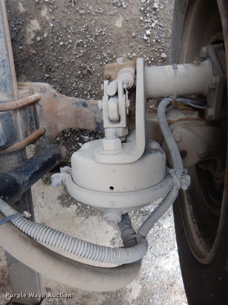 image for item DJ8748 2001 Sterling A9500  semi truck