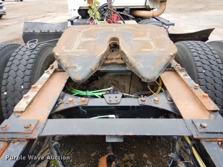 image for item DJ8748 2001 Sterling A9500  semi truck