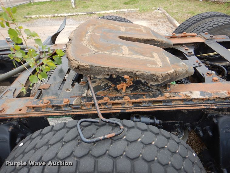 image for item DJ8748 2001 Sterling A9500  semi truck