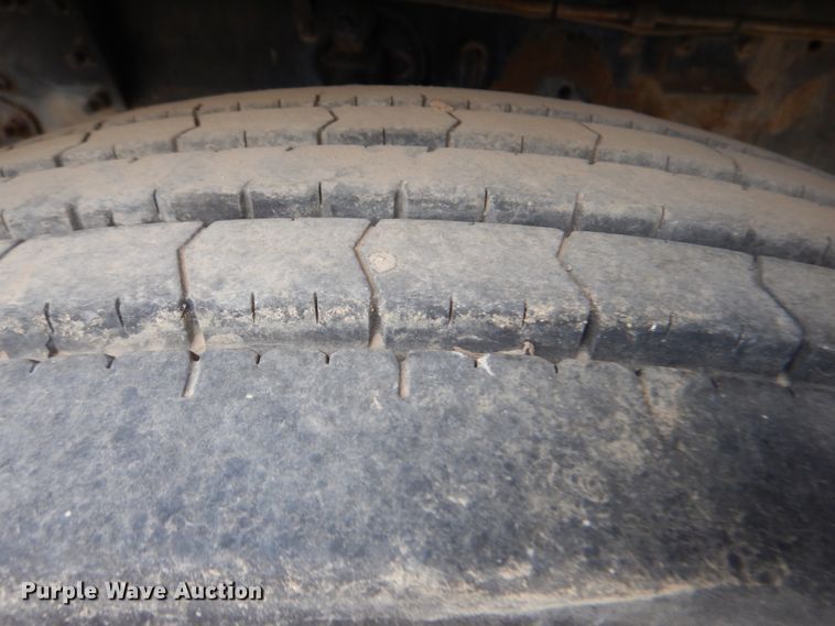 image for item DJ8748 2001 Sterling A9500  semi truck