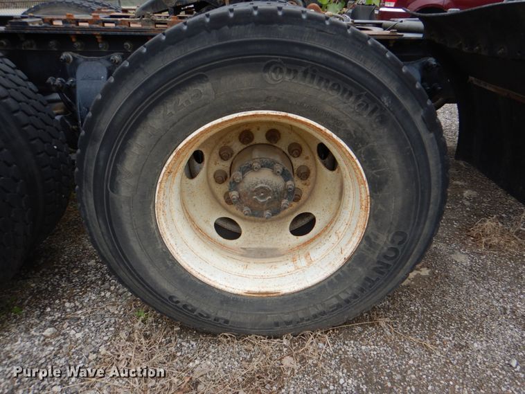 image for item DJ8748 2001 Sterling A9500  semi truck