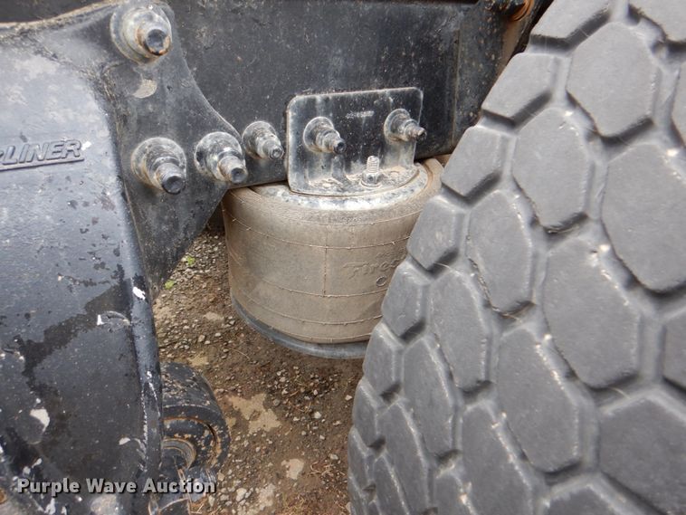 image for item DJ8748 2001 Sterling A9500  semi truck