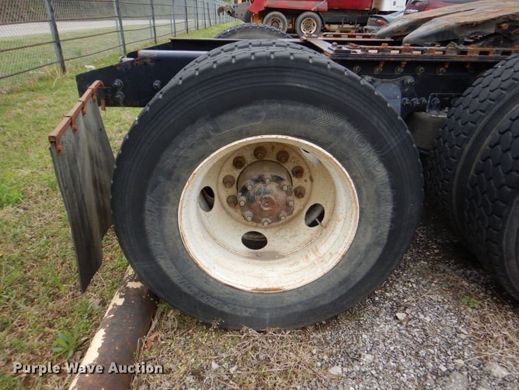 image for item DJ8748 2001 Sterling A9500  semi truck