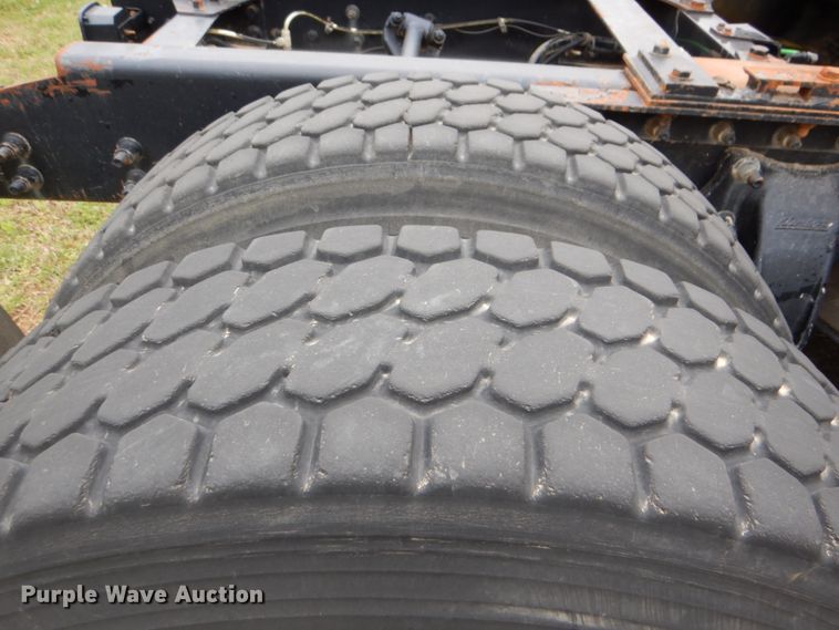 image for item DJ8748 2001 Sterling A9500  semi truck