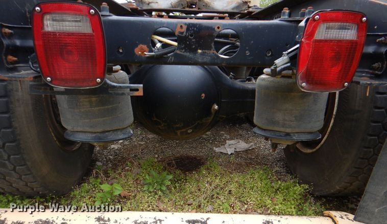 image for item DJ8748 2001 Sterling A9500  semi truck