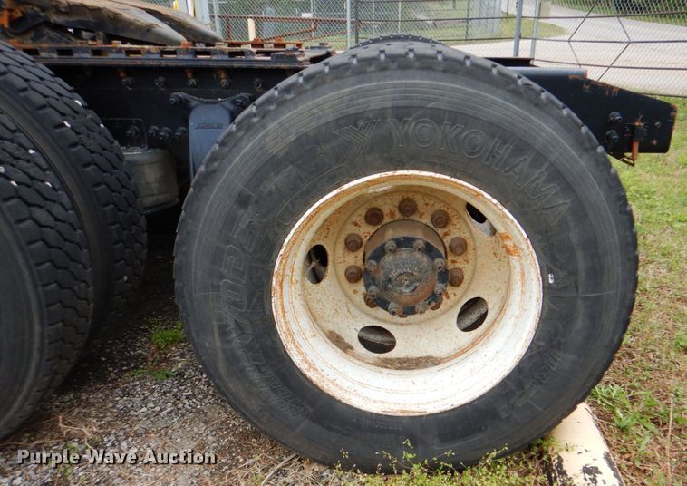 image for item DJ8748 2001 Sterling A9500  semi truck