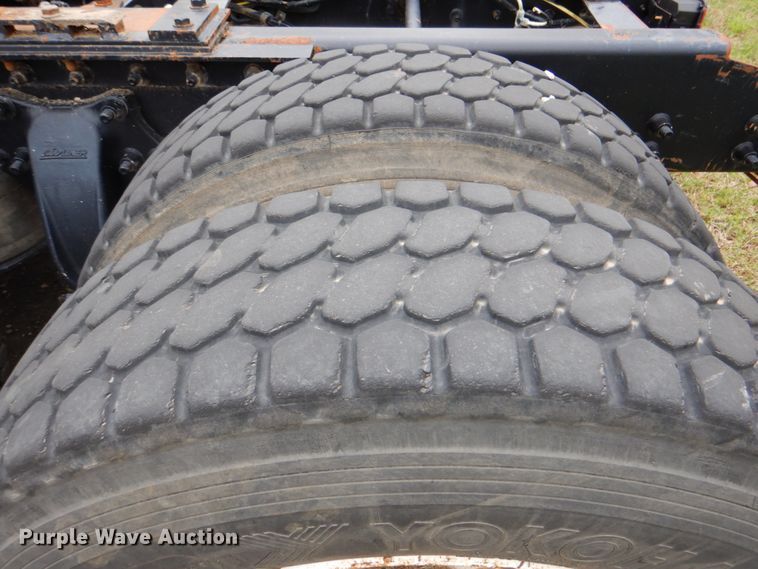 image for item DJ8748 2001 Sterling A9500  semi truck