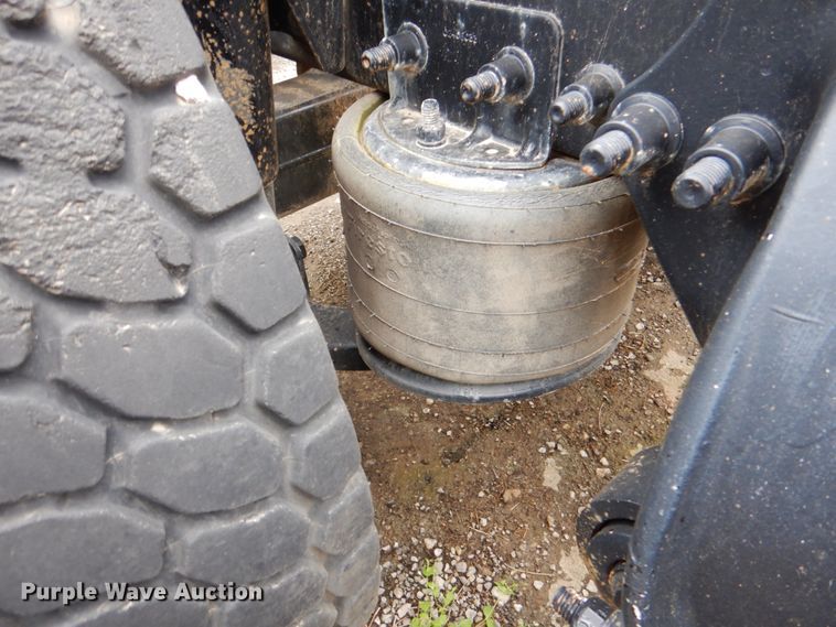 image for item DJ8748 2001 Sterling A9500  semi truck