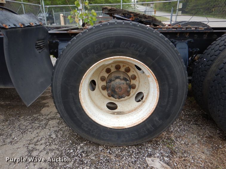 image for item DJ8748 2001 Sterling A9500  semi truck