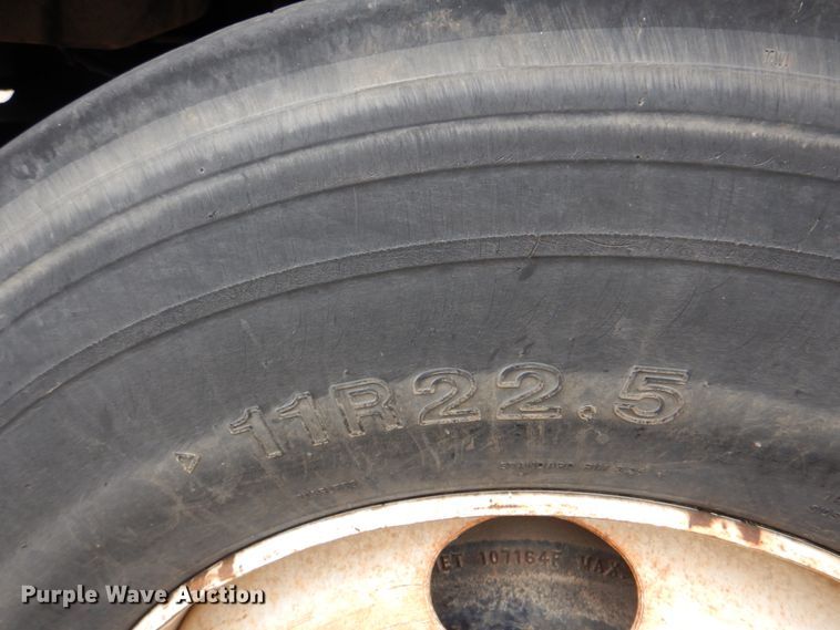 image for item DJ8748 2001 Sterling A9500  semi truck