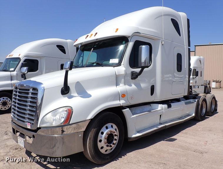 image for item DK4678 2013 Freightliner Cascadia  semi truck