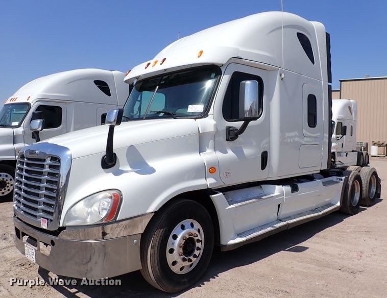 image for item DK4678 2013 Freightliner Cascadia  semi truck