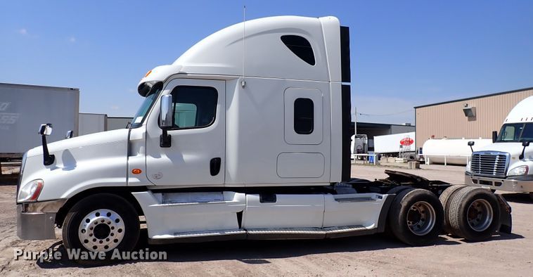 image for item DK4678 2013 Freightliner Cascadia  semi truck