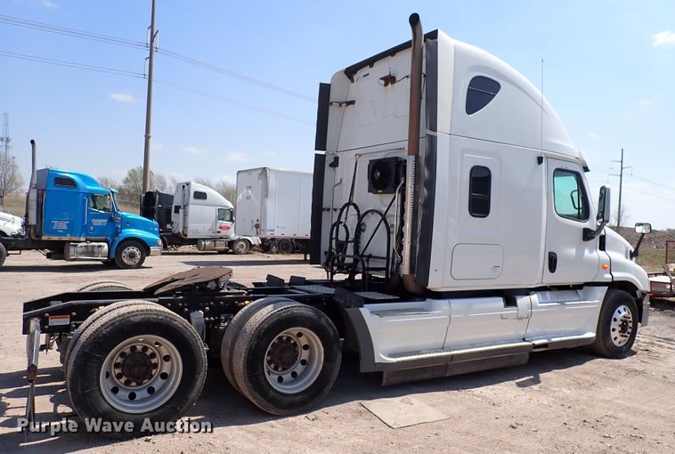 image for item DK4678 2013 Freightliner Cascadia  semi truck