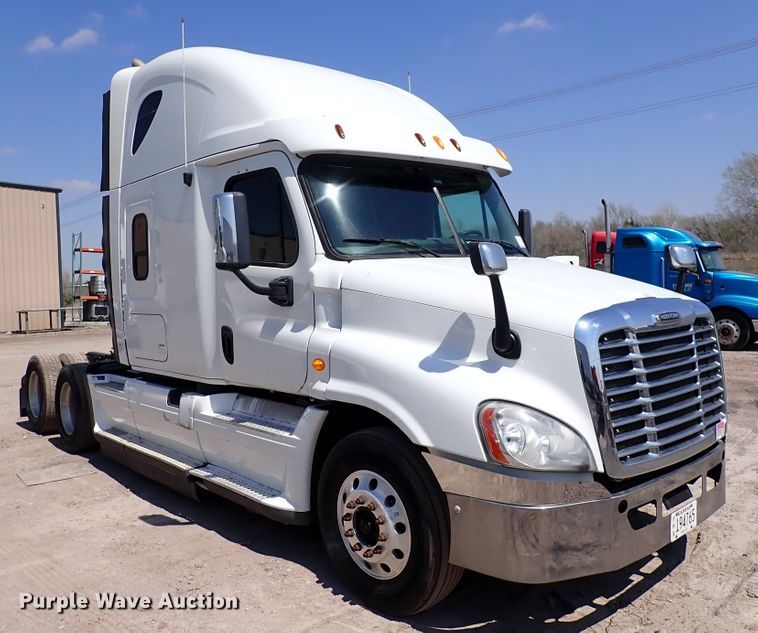 image for item DK4678 2013 Freightliner Cascadia  semi truck