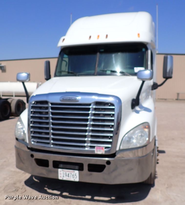 image for item DK4678 2013 Freightliner Cascadia  semi truck