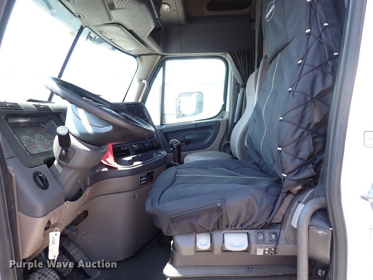 image for item DK4678 2013 Freightliner Cascadia  semi truck