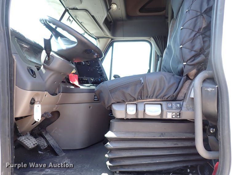 image for item DK4678 2013 Freightliner Cascadia  semi truck