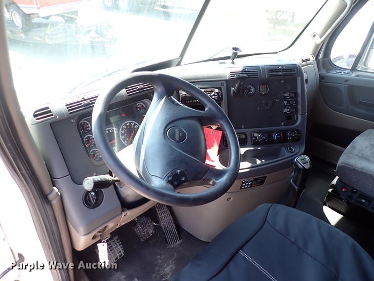 image for item DK4678 2013 Freightliner Cascadia  semi truck