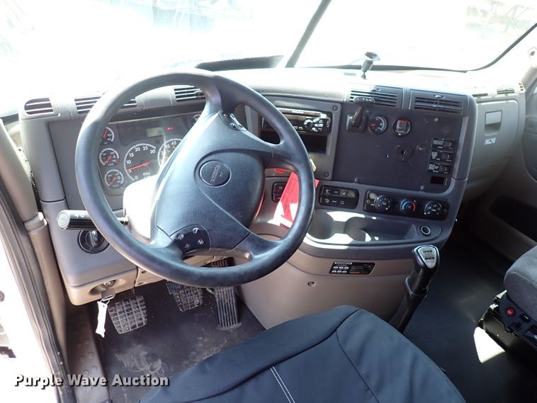 image for item DK4678 2013 Freightliner Cascadia  semi truck