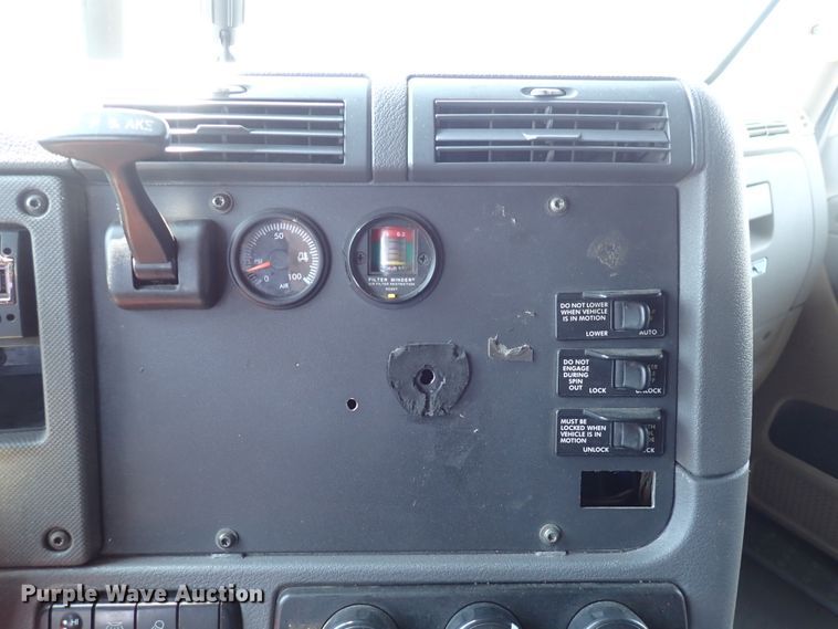 image for item DK4678 2013 Freightliner Cascadia  semi truck