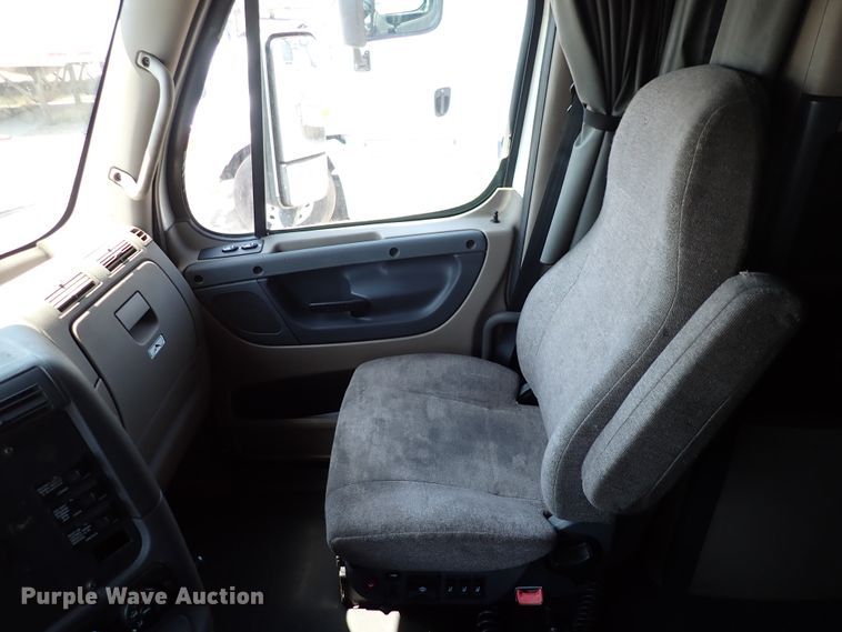 image for item DK4678 2013 Freightliner Cascadia  semi truck