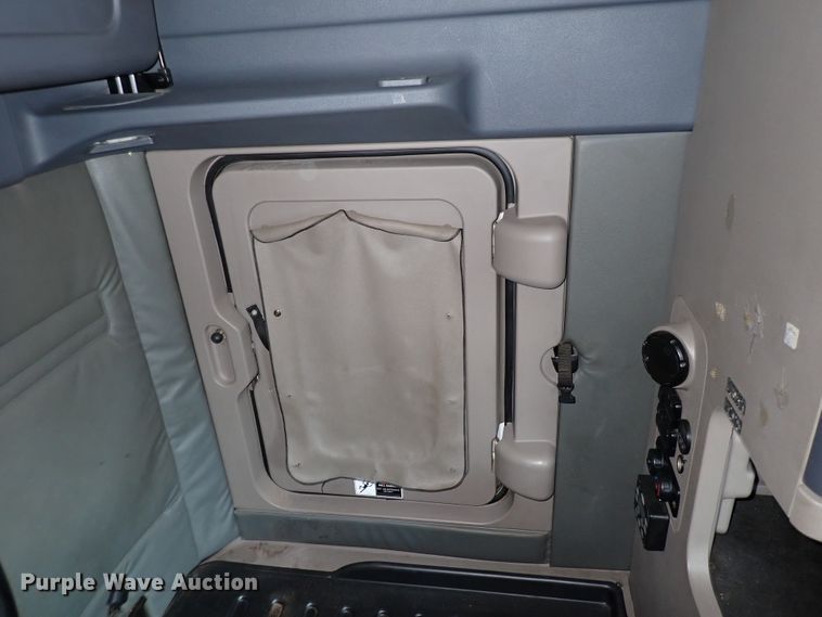 image for item DK4678 2013 Freightliner Cascadia  semi truck