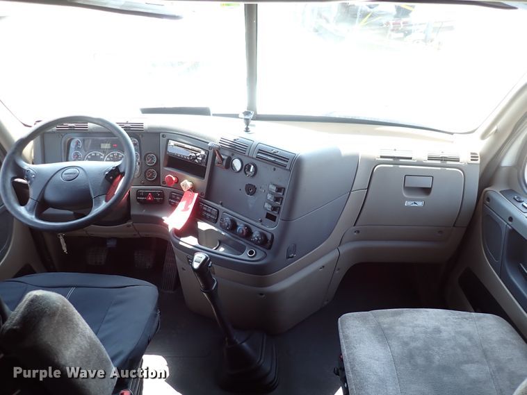 image for item DK4678 2013 Freightliner Cascadia  semi truck