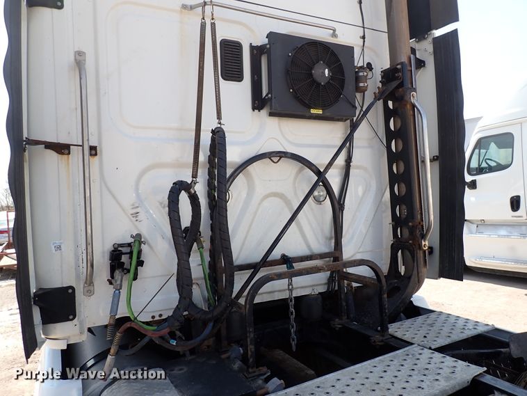 image for item DK4678 2013 Freightliner Cascadia  semi truck