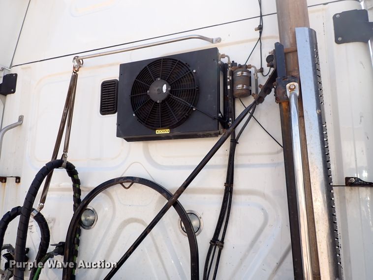 image for item DK4678 2013 Freightliner Cascadia  semi truck