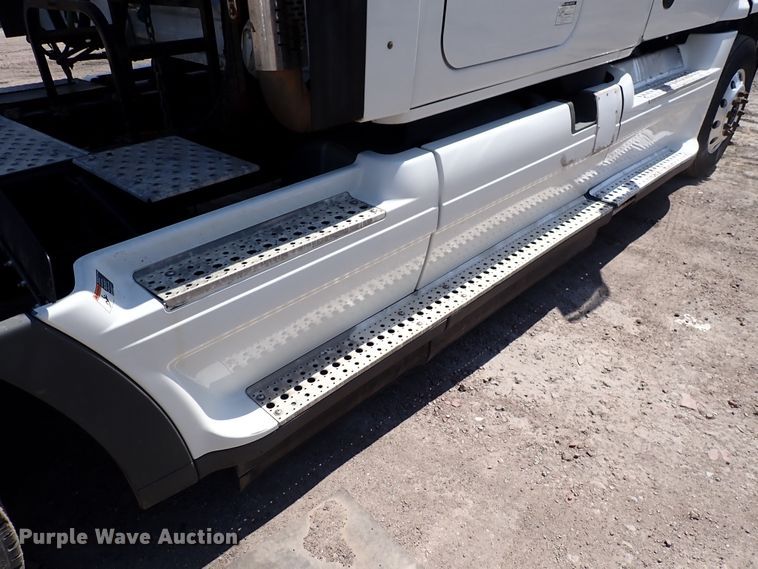 image for item DK4678 2013 Freightliner Cascadia  semi truck