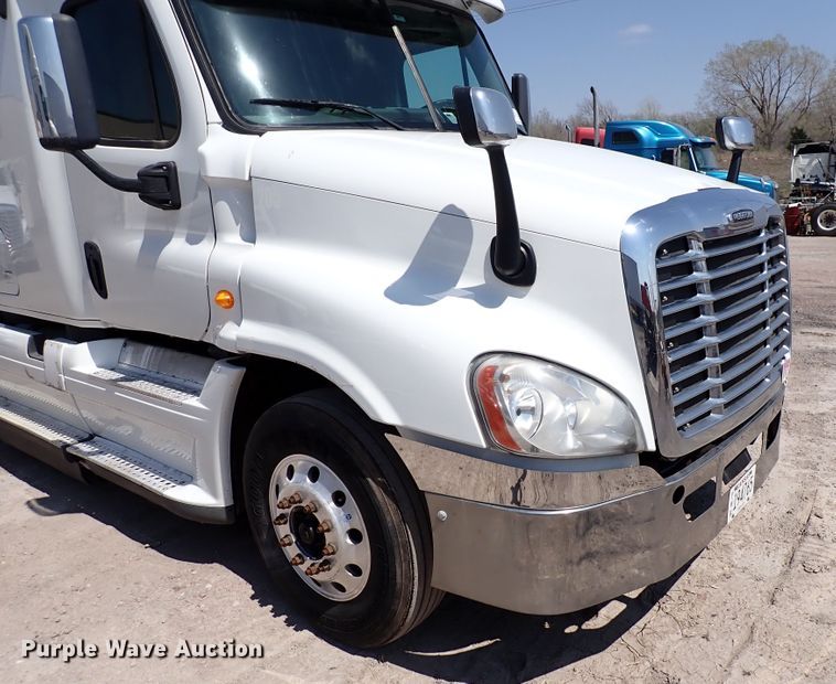 image for item DK4678 2013 Freightliner Cascadia  semi truck