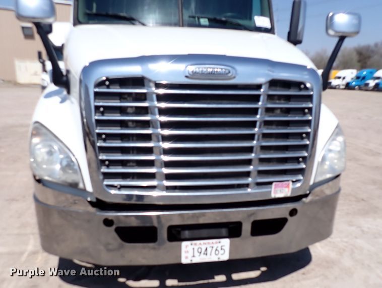 image for item DK4678 2013 Freightliner Cascadia  semi truck