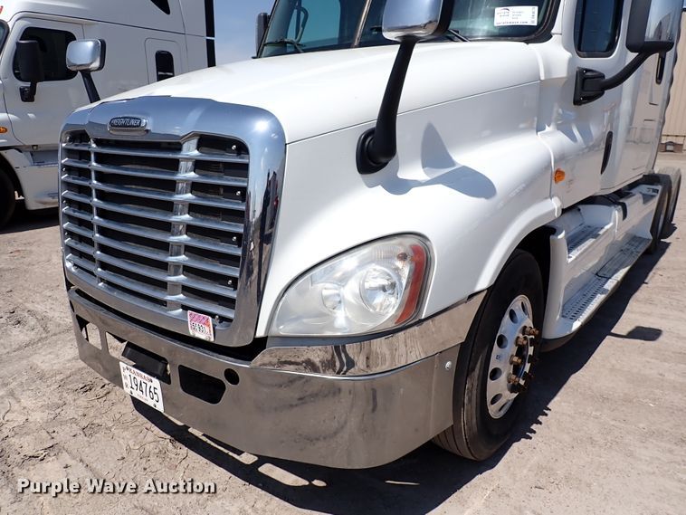 image for item DK4678 2013 Freightliner Cascadia  semi truck