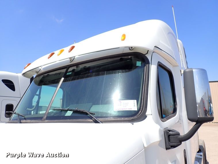 image for item DK4678 2013 Freightliner Cascadia  semi truck