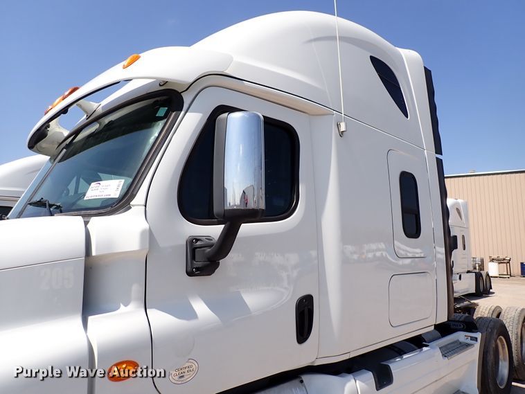 image for item DK4678 2013 Freightliner Cascadia  semi truck