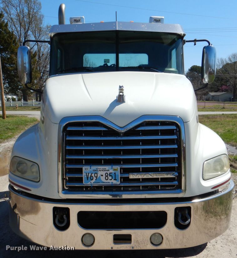 image for item DK5565 2010 Mack CXU  semi truck
