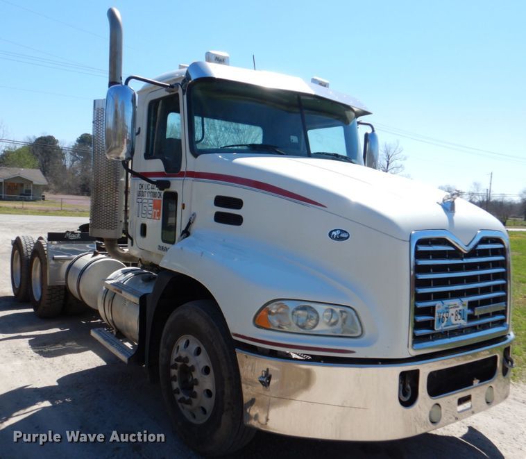 image for item DK5565 2010 Mack CXU  semi truck