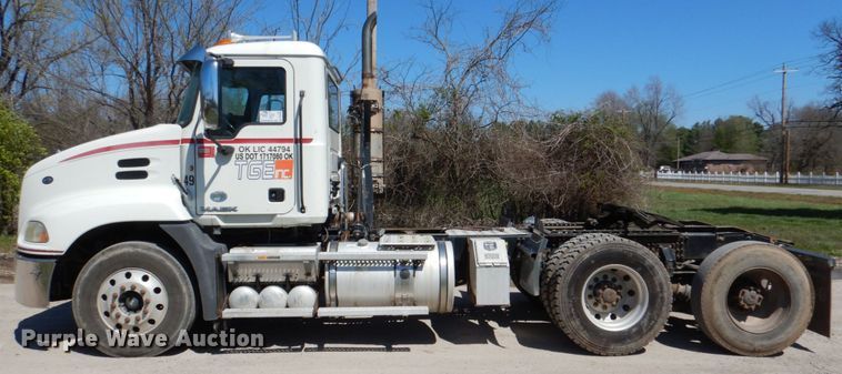 image for item DK5565 2010 Mack CXU  semi truck