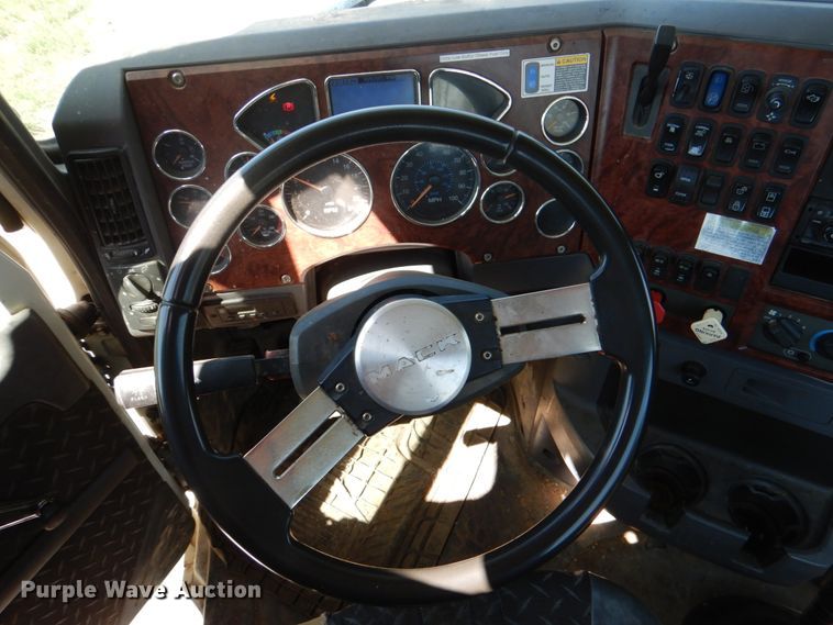 image for item DK5565 2010 Mack CXU  semi truck